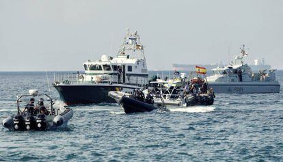 Patrulleras de la Guardia Civil y barcos de Gibraltar, en la bahía de Algeciras.