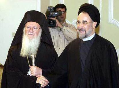 En 2002, en Teherán, el presidente iraní Mohamed Jatamí (derecha) y el patriarca ecuménico Bartholomew