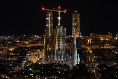 La Sagrada Familia de Barcelona, cuando se iluminó por primera vez la estrella que corona la torre de la Virgen, hace dos años.