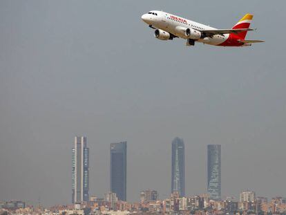Un avi&oacute;n A330 de Iberia sobrevuela las cercan&iacute;as de Madrid.