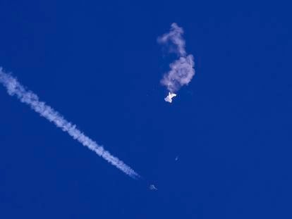 Los restos del globo chino, tras ser derribado por un F-22 estadounidense el pasado 4 de febrero frente a la costa de Carolina del Sur.