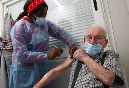 Un hombre recibe la vacuna de AstraZeneca, el martes en Ronquieres (Bélgica).