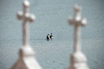 Dos mariscadores furtivos en la ría de Ferrol en 2014.