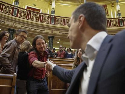 Pablo Iglesias y Pedro Sánchez se saludan en el Congreso el pasado 28 de abril.