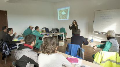 Alumnos en el curso de formación en aprovechamiento forestal en Piñor. / NACHO GÓMEZ