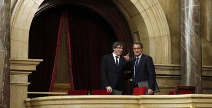 El president de la Generalitat, Carles Puigdemont, acompanyat de l'expresident Mas.
