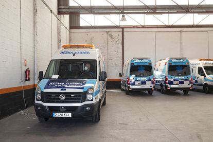 Vehículos sanitarios de la empresa de ambulancias Transamed el domingo en su sede de Navas del Marqués (Ávila).