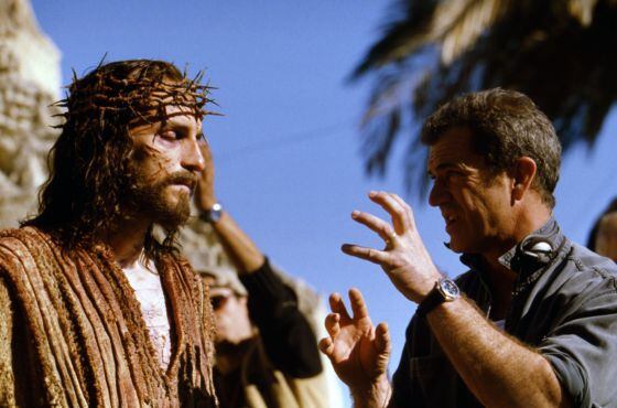 Mel Gibson dirige a Jim Caviezel en 'La pasión de Cristo'.