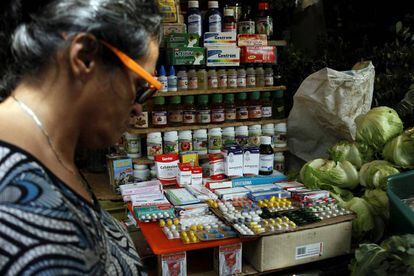 Un puesto de fruta y medicinas en Rubio, Venezuela.