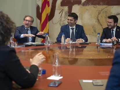 Jaume Giró (i), y el entonces vicepresidente del Govern Jordi Puigneró (c), junto a Pere Aragonès (d) durante una reunión semanal del Govern, antes del divorcio entre ERC y Junts.