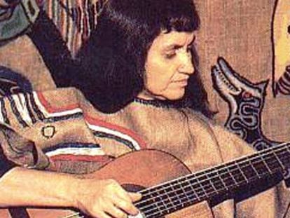 La cantautora chilena Violeta Parra toca la guitarra, en una imagen de archivo.