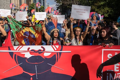 La influencer y activista brasileña, Sônia Guajajara en un acto de denuncia de los asesinatos de indígenas en Brasil, en la Avenida Paulista de São Paulo, en Brasil.