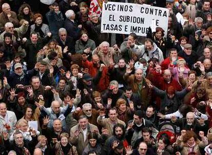 Vecinos de Salamanca se manifiestan el pasado diciembre en la Plaza Mayor contra la subida de tasas municipales.