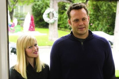 Como en casa en ningún sitio

El espíritu navideño brillando por su ausencia. Los protagonistas de la cinta, Reese Witherspoon y Vince Vaughn, se odiaron tanto durante el rodaje que hasta la actriz se negó a rodar una escena de sexo presente en el guión. Vaughn decidió desentenderse después de la promoción de un filme que consiguió más de 160 millones de dólares de taquilla. Habría sido más interesante ver su making-of.