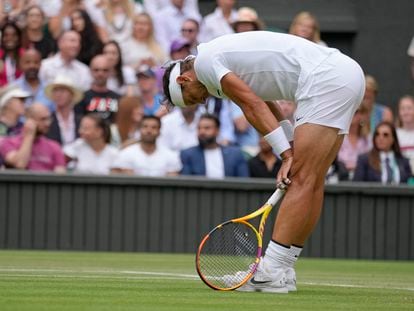 Nadal se duele durante el partido contra Fritz, este miércoles en la Centre Court de Wimbledon.