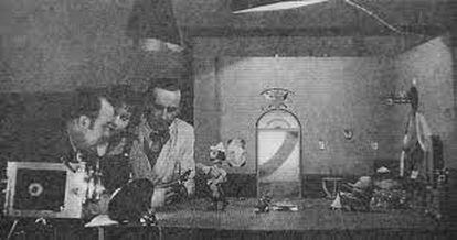 Un momento del rodaje de 'Pipo y Pipa en busca de Cocolín' (1936), donde aparecen el director de fotografía Tomás Duch, la animadora y actriz Elsy Gumier y el animador Salvador Gijón. La imagen es un escaneo de una página de la revista 'Cinegramas' del 19 de enero de 1936.