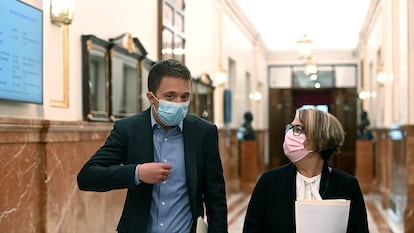 El líder de Más País, Íñigo Errejón, y la diputada del mismo partido Inés Sabanés, en el Congreso este martes.