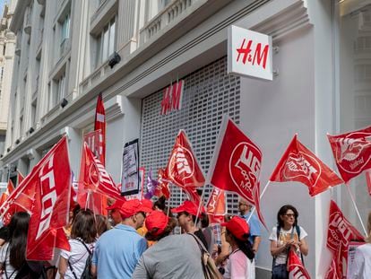 Trabajadores de la cadena sueca de moda H&M durante una protesta en Gran Vía.