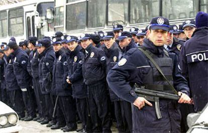 Policías turcos forman un cordón de seguridad en las cercanías del Parlamento en Ankara, frente al que se celebró ayer una manifestación contra la guerra.