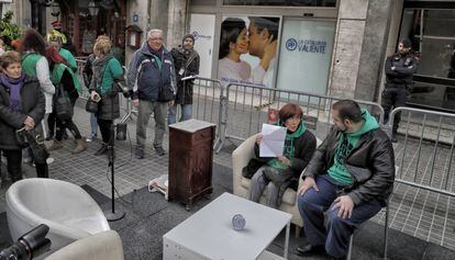 Els activistes van simular un saló enfront de la seu del PP de Barcelona