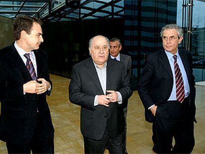 José Luis Rodríguez Zapatero, con Amancio Ortega (centro) y Emilio Pérez Touriño durante su visita a Inditex.