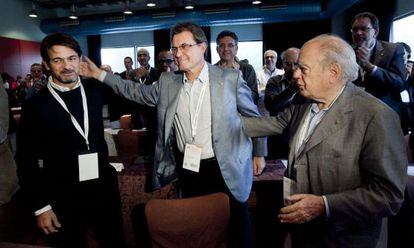 Artur Mas, entre Jordi Pujol (derecha) y el hijo de este, Oriol Pujol, en el Consejo Nacional de Convergencia en septiembre. 