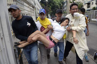 Una mujer es atendida durante una marcha contra el presidente venezolano, Nicolás Maduro, en Caracas. 