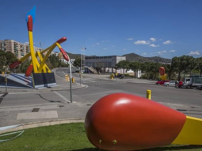 Uns llumins gegants, de l&rsquo;artista Claes Oldenburgun, art p&uacute;blic sincronitzat amb el lloc urb&agrave;.