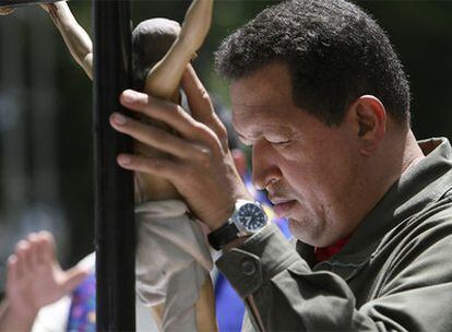 El presidente venezolano acudió a una celebración religiosa en homenaje a las víctimas de la represión de las protestas contra el Gobierno de Carlos Andrés Pérez.