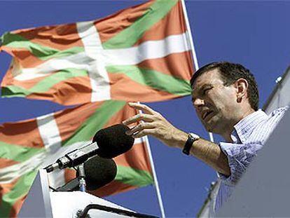 El <i>lehendakari </i>Ibarretxe, durante una fiesta del Partido Nacionalista Vasco el año pasado.