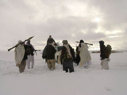 Un grupo de combatientes talibanes caminan entre la nieve afgana, en un lugar sin determinar del país centro asiático.