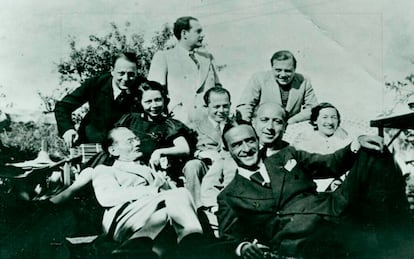 Billy Wilder (centro) y Peter Lorre (segundo por la derecha) con otros judíos centroeuropeos refugiados en Hollywood.