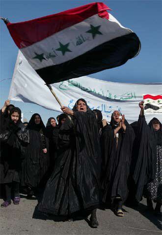 Mujeres suníes se manifiestan en Bagdad con una bandera de Irak contra las manipulaciones electorales.