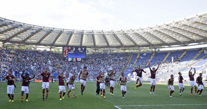 Los jugadores del Roma celebran su victoria por 2-0 ante el Lazio.