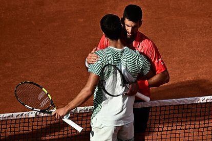 Djokovic y Alcaraz se saludan al término del partido.