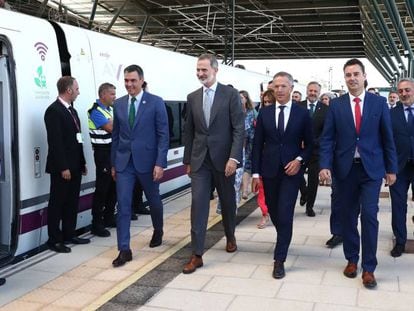 El rey Felipe VI, el presidente del Gobierno, Pedro Sánchez, y el presidente del Senado, Ander Gil, entre otras autoridades, a su llegada esta mañana a la estación de Burgos. 