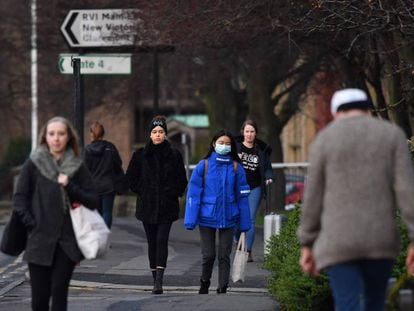 Un grupo de personas camina por una localidad del noreste de Inglaterra.