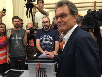 El expresidente de la Generalitat Artur Mas vota en el refer&eacute;ndum del 1 de octubre.
