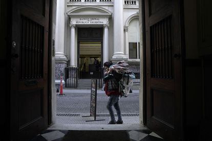 Un hombre camina frente a la sede del Banco Central de Argentina, en Buenos Aires.