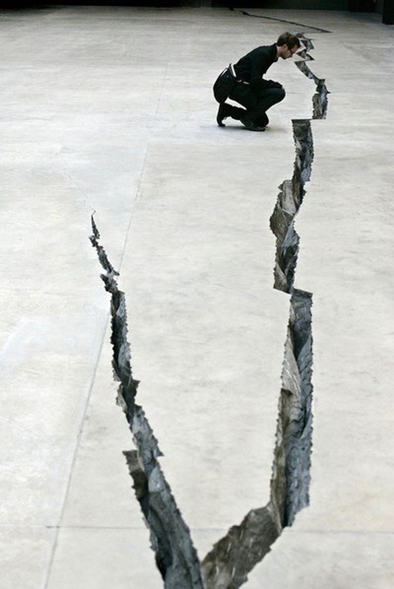 'Shibboleth', la instalación con la que Doris Salcedo rajó el suelo de la Tate Modern en 2007.