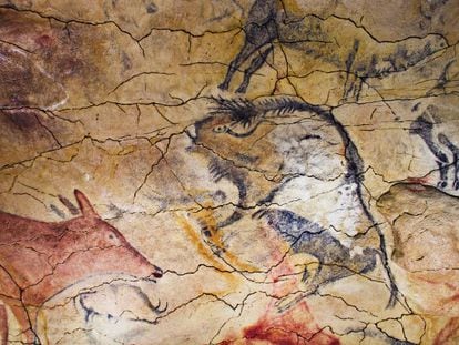 Pinturas en la reproducci&oacute;n de la cueva de Altamira.