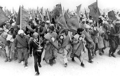 Manifestantes marroqu&iacute;es en la Marcha Verde en el S&aacute;hara Occidental en 1975. 