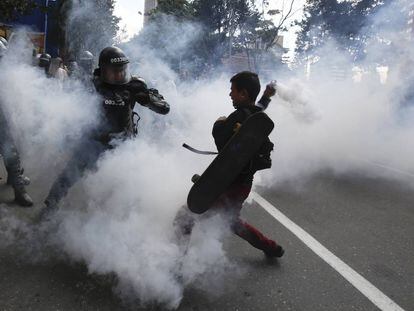 Graves incidentes entre la polic&iacute;a y los animalistas en la reapertura de la Santamar&iacute;a en Bogot&aacute;.