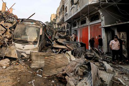 Un autobús enterrado entre los escombros de varios edificios destruidos por los ataques israelíes sobre Jan Yunis, este miércoles. 