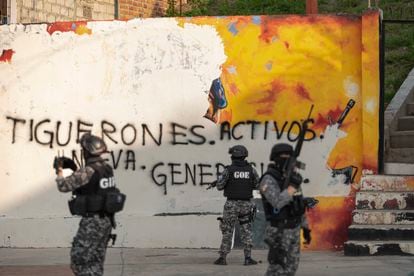 Personal militar y policial borra grafitis alusivos a la banda Los Tiguerones, en el barrio la Guacharaca, en Esmeraldas (Ecuador), el pasado abril.