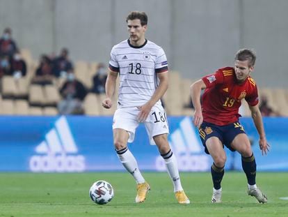El centrocampista alemán Leon Goretzka protege el balón frente a Dani Olmo el pasado martes en La Cartuja (Sevilla).