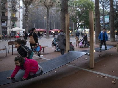 Niños jugando en el nuevo parque infantil de la Rambla del Raval de Barcelona, este viernes. 