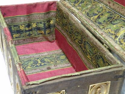 Tejido en seda para cubrir el interior de la arqueta del XI que contuvo las reliquias de San Juan Bautista y San Pelayo. Se encuentra en la Colegiata de San Isidoro, en León.