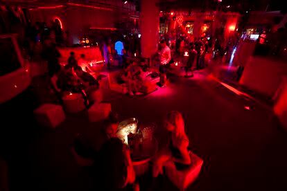 Pista de baile de la discoteca Pachá en Barcelona este sábado, reconvertida con sofás y mesas.