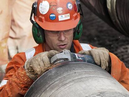 Un empleado trabaja en el ensamblaje de tubos para el gasoducto Baltic Pipe.